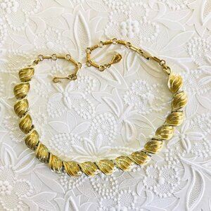 Beautiful CORO Necklace!  17 inches long